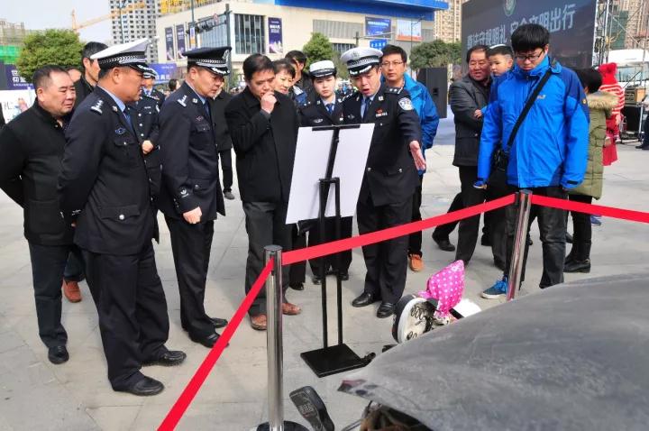 122全国文明交通安全日启动仪式,122全国交通安全日交警来到校园