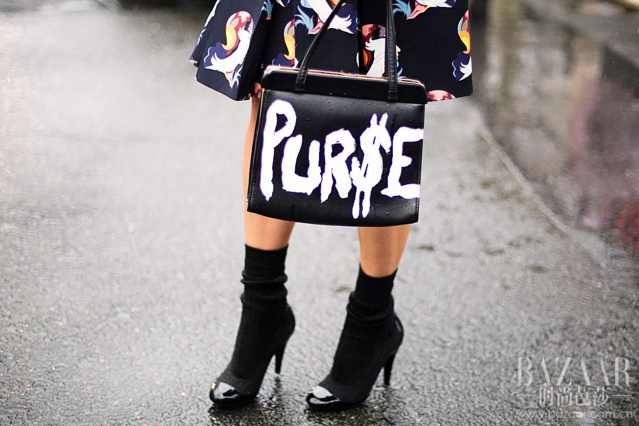 曾经大人们装零钱的小拎包、买菜的渔网兜，如今我们都快买不起了