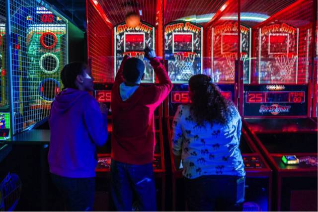 餐厅+酒吧+游戏厅+赛事直播,这家混搭餐厅“疯赚”背后的逻辑