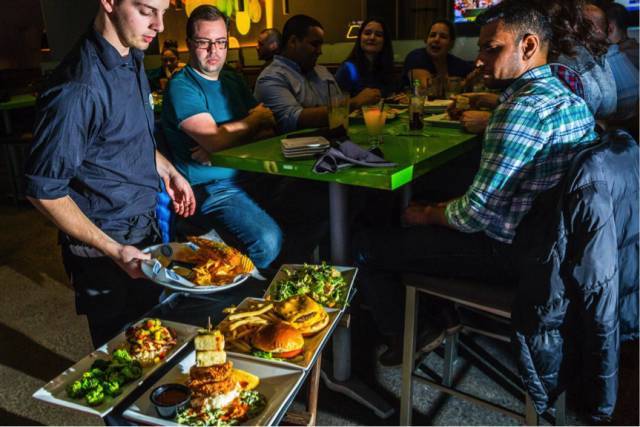 餐厅+酒吧+游戏厅+赛事直播：这家混搭餐厅“疯赚”背后的逻辑