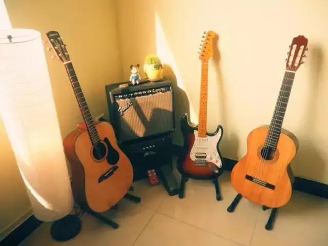 想学吉他必须要会曲谱吗,想学吉他就必须得会唱歌吗