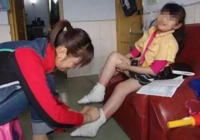 多生娃、少说话，女德班告诉你：女人必须跪下！