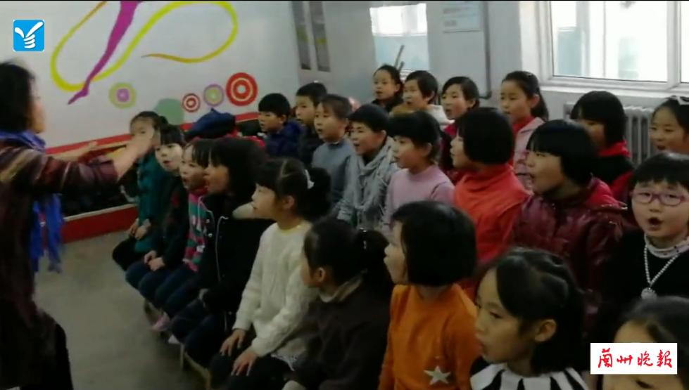 硷沟沿小学开设免费艺术课孩子们：星期四下午我们最快乐