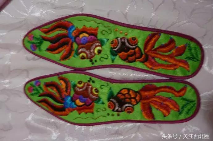 农村女人手工绣花鞋垫,农村妇女做鞋垫图片