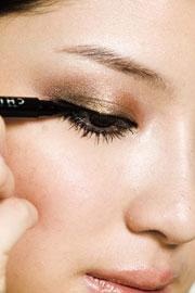 眼睛特别小怎样让眼睛变大,眼睛小的人怎么把眼睛变大