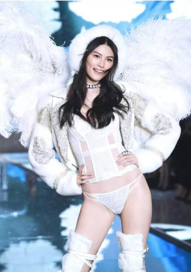 奔跑吧兄弟谢依霖林允何穗,何穗童年照