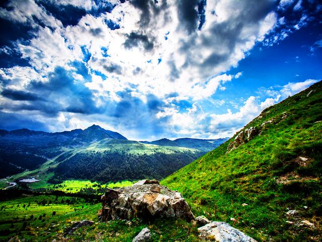 欧洲小国，将法国和西班牙印在*旗国**上，嘲笑中国足球一万光年