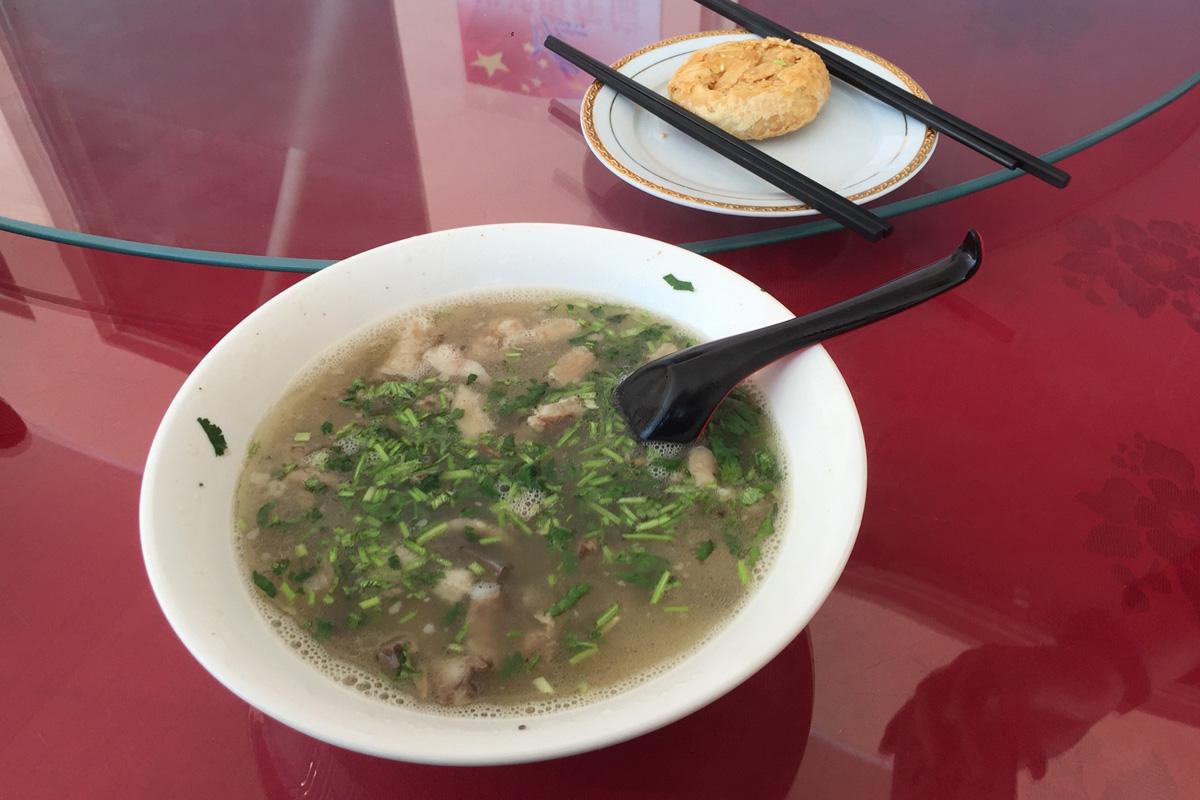 盘点雪天路滑摔倒爆笑场面,自驾游雪地上遇到突发事件