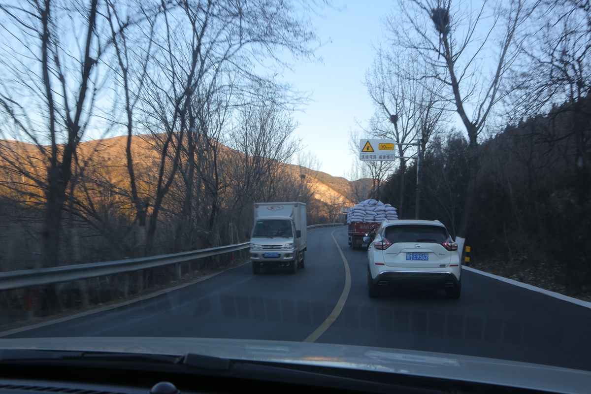 盘点雪天路滑摔倒爆笑场面,自驾游雪地上遇到突发事件