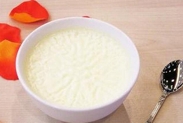 睡前喝牛奶影响长高吗,睡前喝牛奶会减肥还是发胖