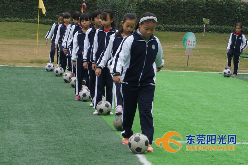 谢岗这家民校的同学幸福！能得到市教学能手亲自指点踢足球