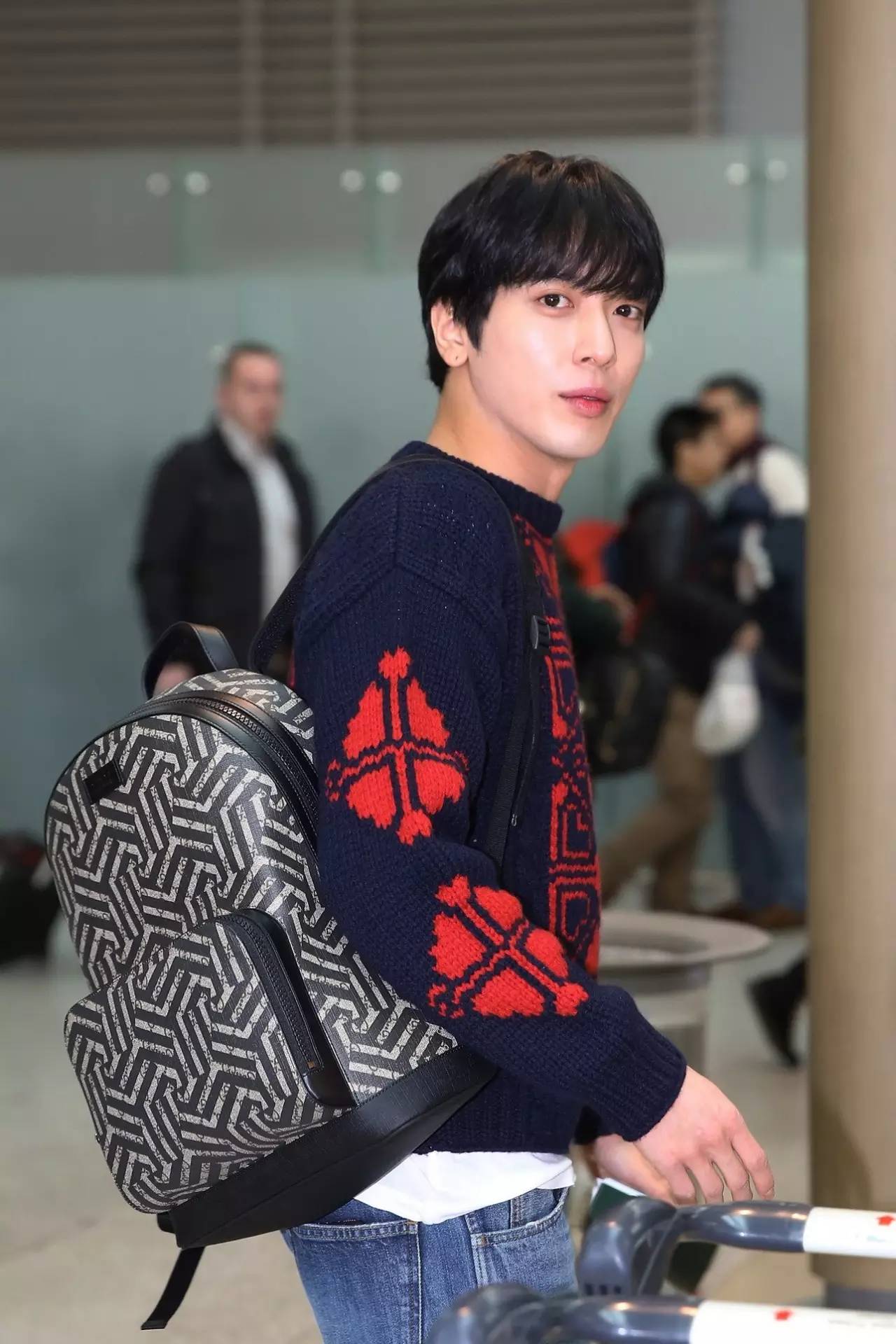 好看能穿不臃肿的双肩包男潮,防水双肩背包时髦又实用