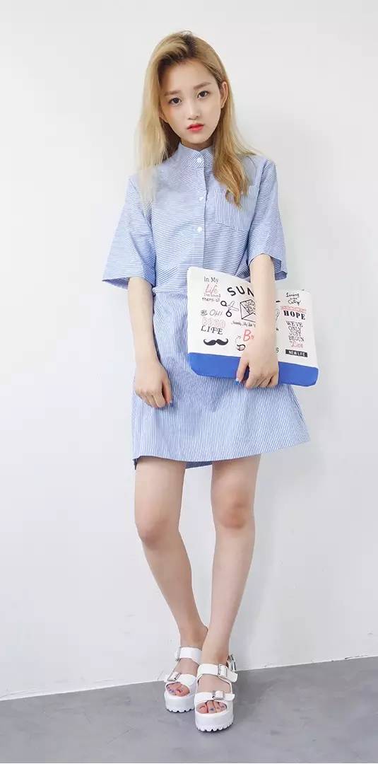 一件衬衫就让你美翻了整个春天,一件衬衫和一条裙子