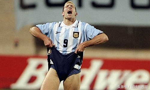 还记得那个点球不进帽子戏法的男人吗?他已经成为激情少帅!