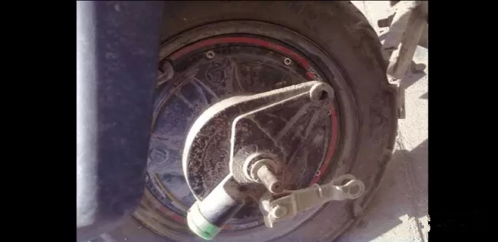 电动车后轮锁拆卸教程,绿源电动车刹车锁怎么解