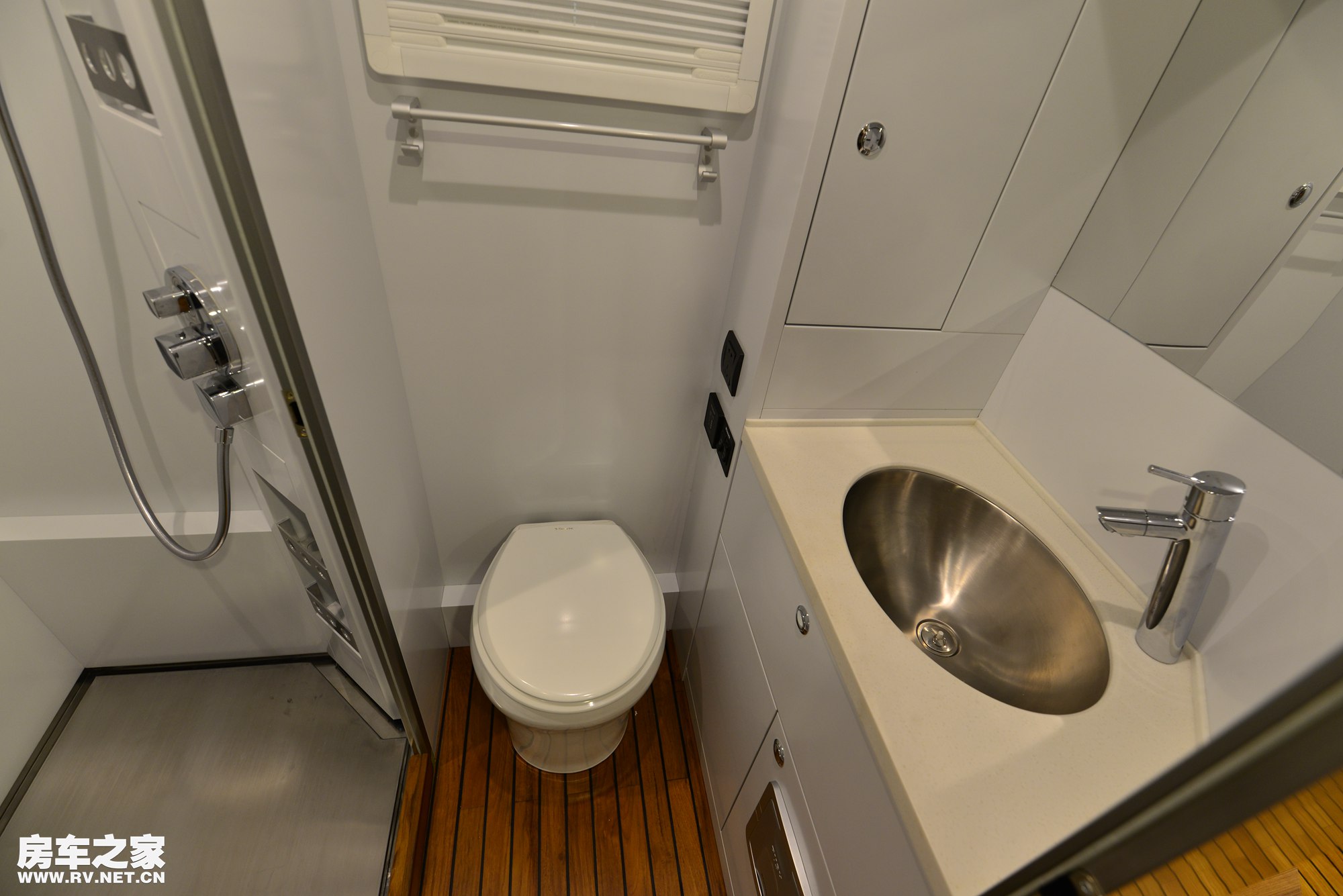 阿莫迪罗6x6征服者越野房车 (阿莫迪罗征服者8x8越野房车自驾游)