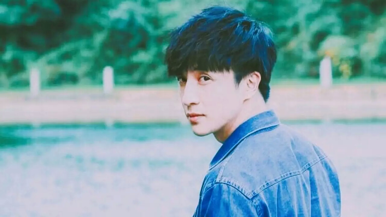 薛之谦被托举完整版,薛之谦背过手结尾伴奏