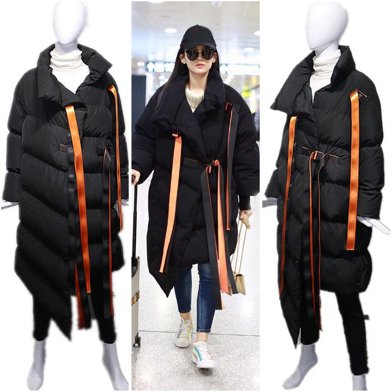 林允穿3万块的羽绒服机场凹造型,网友吐槽:这是穿了件被子吧?