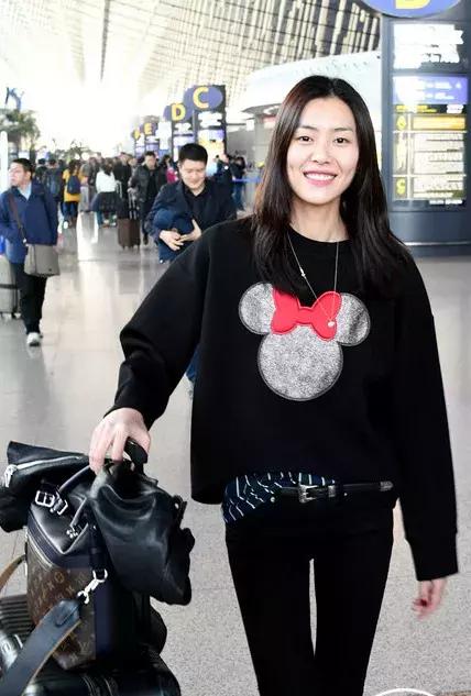 刘雯每月收入多少钱,刘雯收入2018排第几