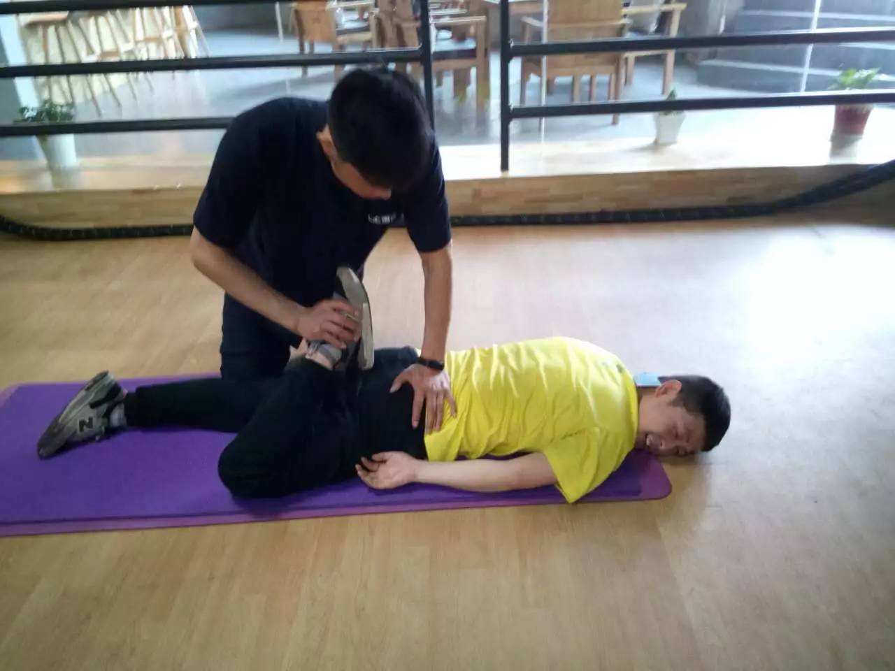 训练完肩背拉伸,训练后肌肉酸痛怎么拉伸