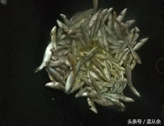 小鱼鱼怎么炸才好吃,怎么做炸小鱼鱼好吃又简单