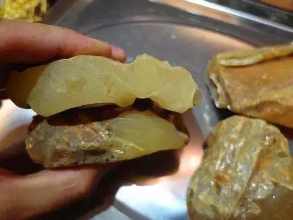 蜜蜡琥珀是真的假的,假琥珀蜜蜡用什么做的