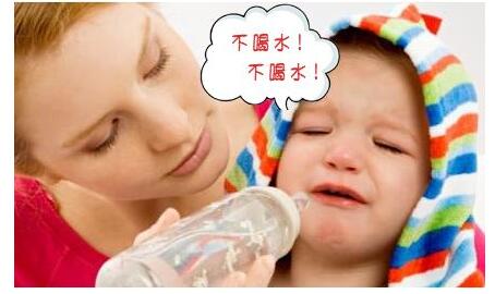 怎么样让宝宝喝水视频教程,怎样喝水宝宝才不呛