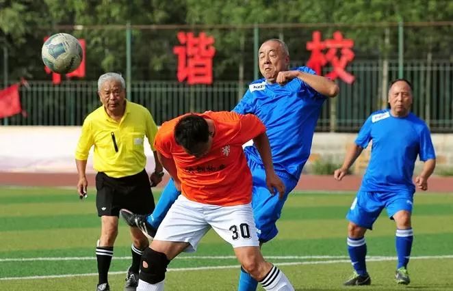 这个70岁的球友火遍我们的朋友圈，要踢到80岁