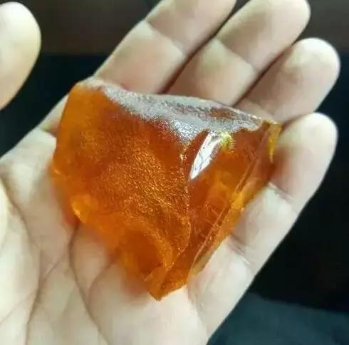 我的琥珀摔断了，雕刻师把残品变成完品，赞一个