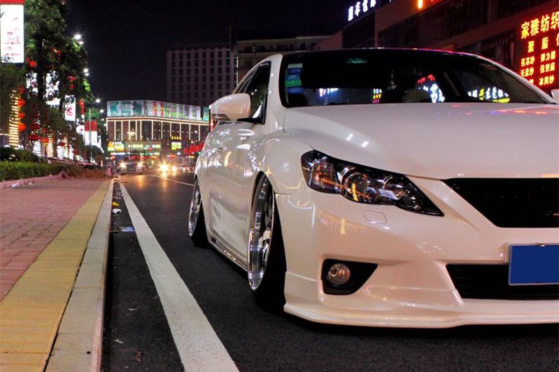 受玩车老爸影响从小就喜欢改装，长大后把锐志改成撩妹大后超！