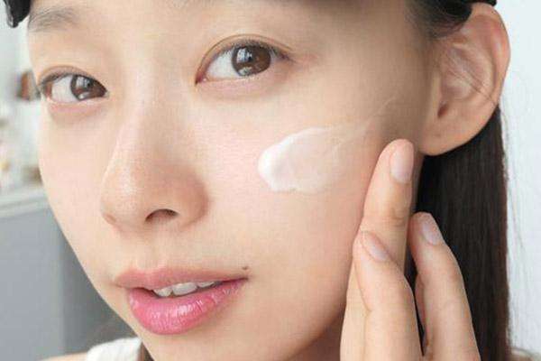 敏感肌脸泛红起干皮怎么修复,皮肤干燥暗沉且敏感用什么护肤品