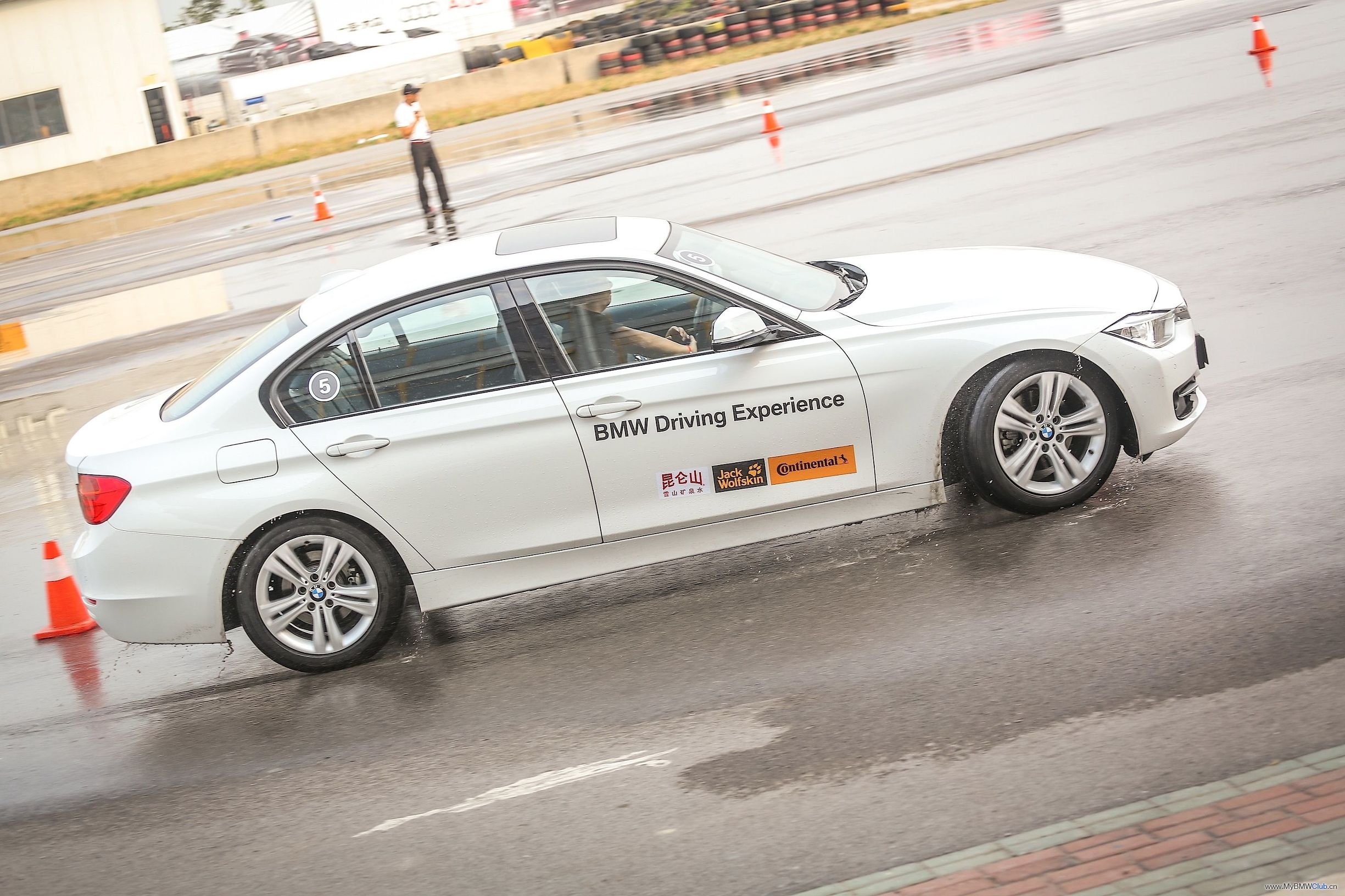 都说宝马操控好是3系好还是5系好,为什么都说宝马操控好运动