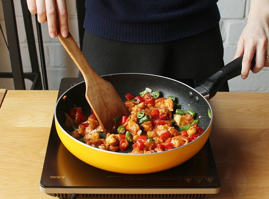 高校食堂灵魂料理大测评：西芹炒草莓，西瓜炖冬瓜