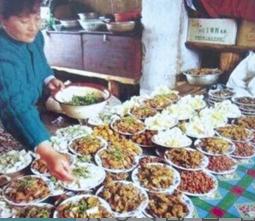 东北杀猪菜视频完整版老东北美食,东北的杀猪菜外地人吃的惯吗