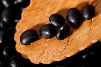 黑豆绿豆红豆一起吃有什么好处,每天吃炒黑豆有什么好处和坏处