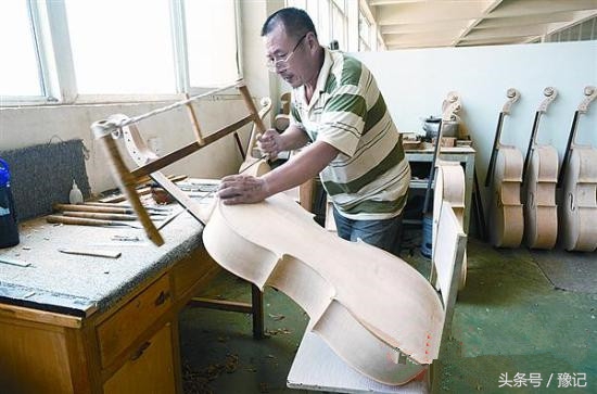 一群不识五线谱的确山农民，却造出了中国80%的中高端小提琴