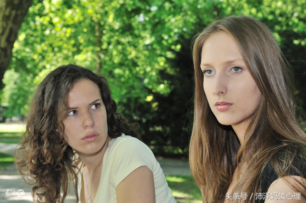 输了球，孩子哭着骂队友：“我跟三傻子踢球”，网友却力挺