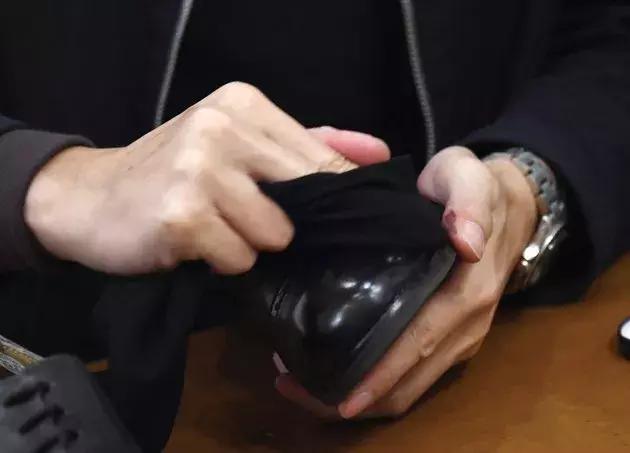 潮流皮鞋怎么保养步骤图解,各种皮鞋的打理及保养方法