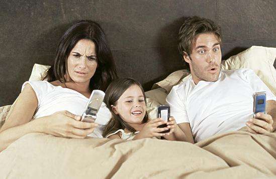 玩手机会变丑是真的吗,熬夜玩手机真的会变丑吗