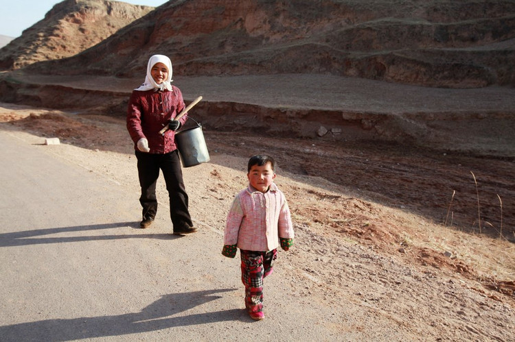 这个村庄吃水就这一口小泉眼，每天靠毛驴驮水使用