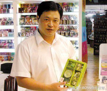 他丢下金饭碗去做小贩，却卖出了十几亿身价成为500强企业供应商