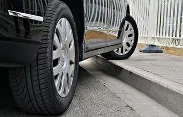 最近开车偏右,最近开车感觉车子有点飘