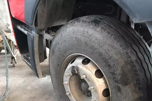 四轮定位正常前轮外侧仍然吃胎,前轮外侧吃胎的原因和解决方法