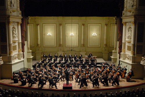 一曲求索、控诉和追问的哀歌，一部人类灵魂生活和精神追求的挽歌