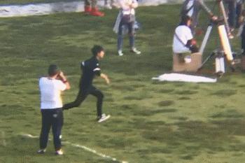 小螃蟹在王俊凯面前可以有多乖,王俊凯在飞机上保护小螃蟹