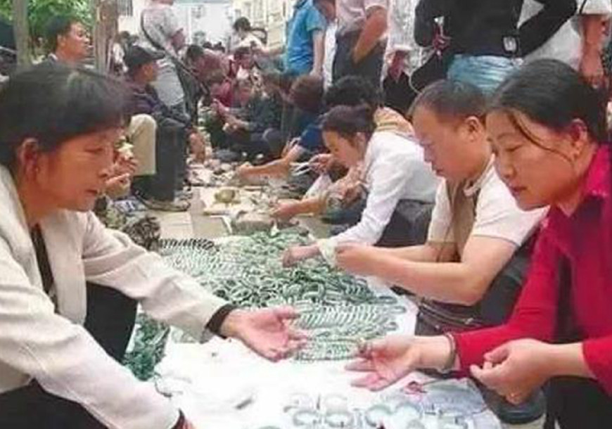 这群人，抽着6块钱的烟，住着50块的宾馆，却谈着上千万的生意？