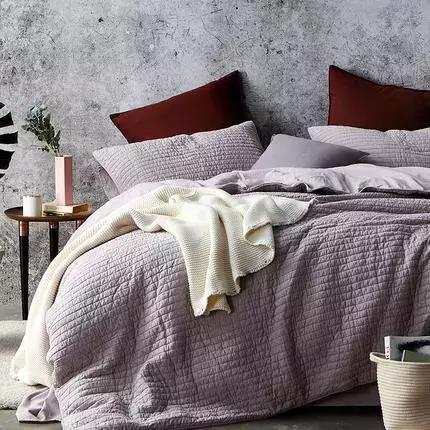 卧室都是灰色搭配什么床品好看,粉灰卧室怎么搭配床品