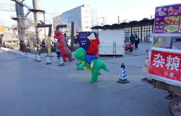 圣诞节热恋生活日记,开着轩逸陪女朋友搜集北京的圣诞树