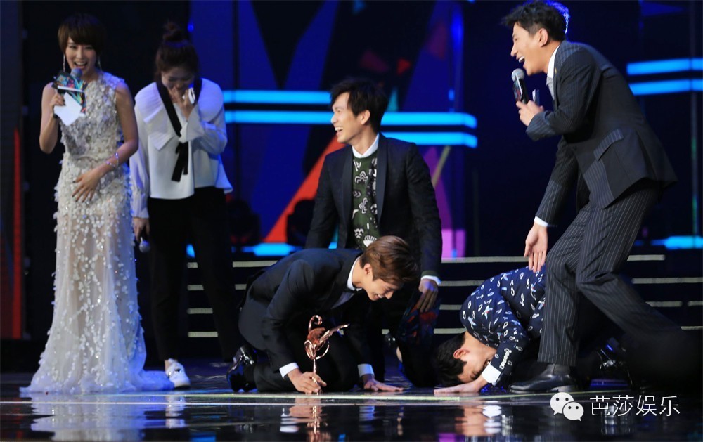 张艺兴白鹿同台领奖,张艺兴王一博领奖