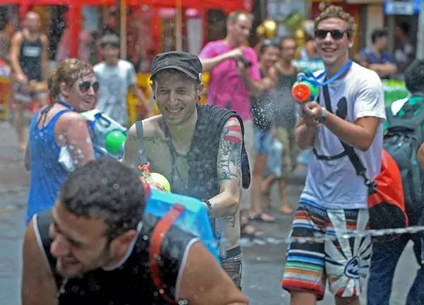 火线狂欢值得买吗,火线狂欢节游戏视频